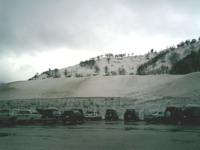 新潟県　奥只見丸山スキー場　駐車場の雪のカベ（ＧＷに撮影）